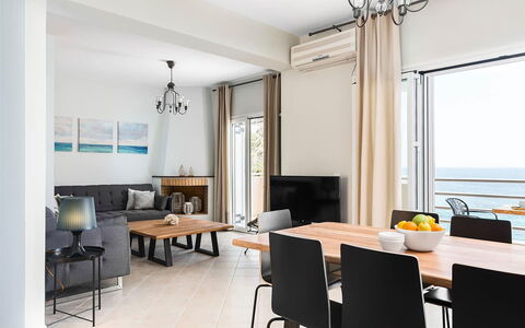 Villa Eftychia: Meubilair, Hout, Tafel, Interieur Ontwerp, Stoel, Zee, Flooring, Verdieping, Keuken En Eettafel, Oceaan