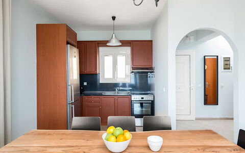 Villa Eftychia: Meubilair, Interieur Ontwerp, Flooring, Keuken, Hout, Cabinetry, Verdieping, Stoel, Countertop, Major Appliance