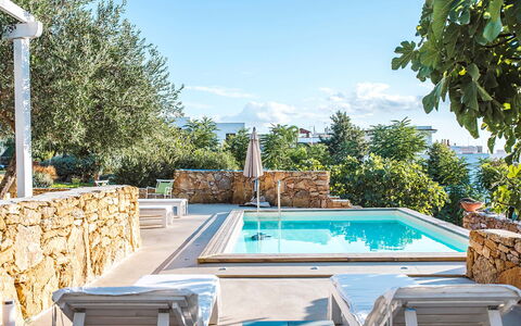 Villa la Rezza: Blauw, Zwembad, Samengesteld Materiaal, Buitenmeubels, Toevlucht, Eco Hotel, Landgoed, Schaduw, Stoel, Villa