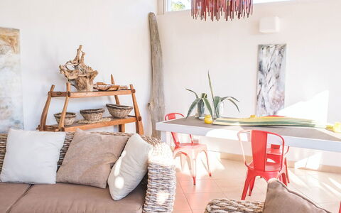 Villa la Rezza: Meubilair, Interieur Ontwerp, Hout, Huis, Textiel, Kamer, Verlichting, Woonkamer, Flooring, Tafel