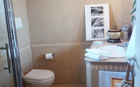 Villa la Rezza: Flooring, Verdieping, Wc Bril, Muur, Loodgieterswerkinrichting, Badkamer, Toilet, Interieur Ontwerp, Loodgieter, Tegel