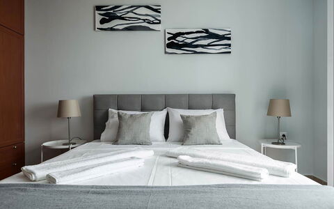 Villa Treasure: Meubilair, Bed, Interieur Ontwerp, Slaapkamer, Verdieping, Flooring, Bedding, Kamer, Hout, Laken