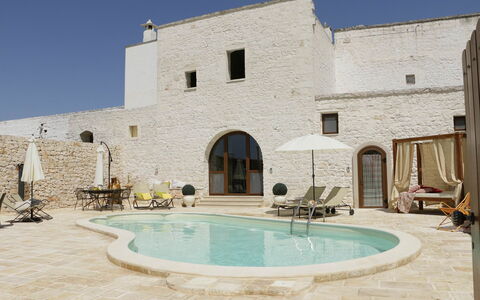 Masseria San Michele: Muur, Architectuur, Boog, Deur, Zwembad, Buitenmeubels, Landgoed, Flagstone, Stenen Muur, Villa