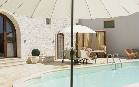 Masseria San Michele: Paraplu, Buitenmeubels, Schaduw, Ligstoel, Stoel, Buitentafel, Ontwerp, Zwembad, Patio