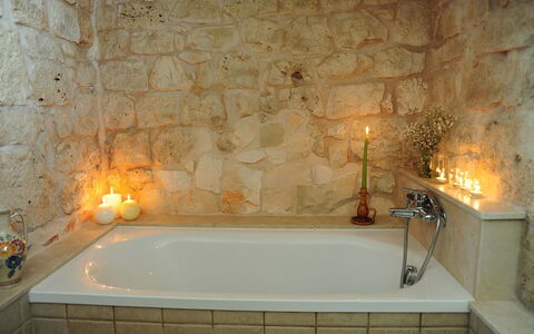 Masseria San Michele: Bad, Badkamer, Loodgieterswerkinrichting, Muur, Interieur Ontwerp, Flooring, Kraan, Verdieping, Loodgieter, Verlichting