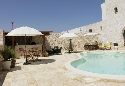 Masseria San Michele: Buitenmeubels, Flagstone, Zwembad, Stenen Muur, Paraplu, Toevlucht, Schaduw, Stoel, Beton, Patio