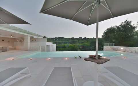 Masseria Ostuni: Zwembad, Samengesteld Materiaal, Beton, Landgoed, Tegel, Schaduw, Ontwerp, Villa, Toevlucht, Waterpartij