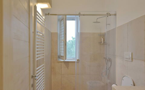 Masseria Ostuni: Muur, Loodgieterswerkinrichting, Flooring, Verdieping, Badkamer, Interieur Ontwerp, Loodgieter, Verlichting, Douchekop, Douche
