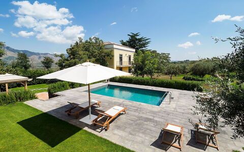 Villa Alcantara: Zwembad, Huis, Tuin, Landgoed, Gazon, Toevlucht, Landscaping, Boerderij, Backyard, Werf