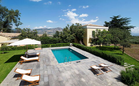 Villa Alcantara: Zwembad, Buitenmeubels, Toevlucht, Meubilair, Landgoed, Schaduw, Ligstoel, Tuin, Landscaping, Eco Hotel