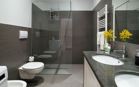 Villa Alcantara: Badkamer, Interieur Ontwerp, Loodgieterswerkinrichting, Flooring, Muur, Verdieping, Wastafel, Toilet, Wastafel In De Badkamer, Wc Bril