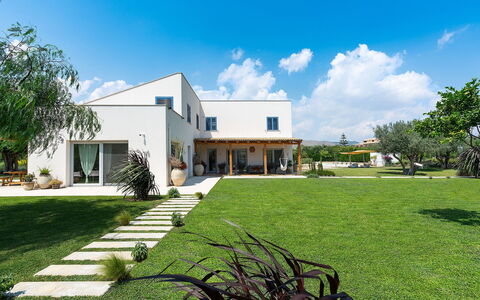 Villa Orangella: Huis, Huis, Woongebied, Land Lot, Gazon, Landgoed, Schaduw, Tuin, Werf