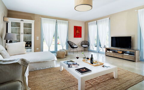 Villa Orangella: Meubilair, Interieur Ontwerp, Flooring, Verdieping, Bankstel, Kamer, Woonkamer, Hout, Plafond, Tafel