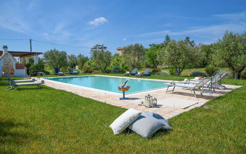 Trulli Martina: Zwembad, Toevlucht, Buitenmeubels, Landgoed, Tuin, Hacienda, Backyard, Landscaping, Eco Hotel, Gazon