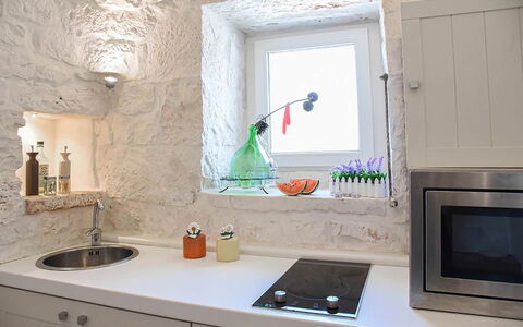 Trulli Martina: Muur, Keuken, Interieur Ontwerp, Countertop, Flooring, Toestel Van De Keuken, Verlichting, Loodgieterswerkinrichting, Kraan, Huis