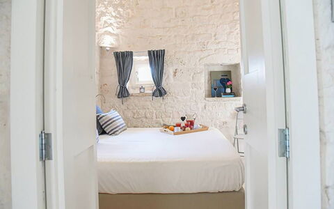Trulli Martina: Muur, Interieur Ontwerp, Slaapkamer, Textiel, Meubilair, Bed, Kamer, Verdieping, Flooring, Huis