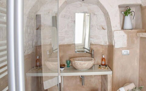 Trulli Martina: Muur, Interieur Ontwerp, Kamer, Loodgieterswerkinrichting, Plafond, Lichte Inrichting, Wastafel, Natuurlijk Materiaal, Wastafel In De Badkamer, Kraan