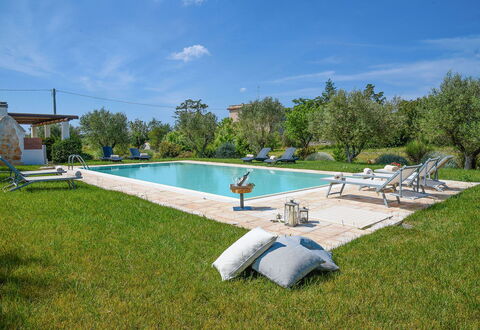 Trulli Martina: Zwembad, Toevlucht, Buitenmeubels, Landgoed, Tuin, Hacienda, Backyard, Landscaping, Eco Hotel, Gazon