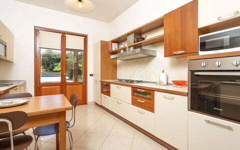 Villa Acquamarina: Keuken, Countertop, Toestel Van De Keuken, Hout, Cabinetry, Flooring, Major Appliance, Interieur Ontwerp, Meubilair, Huis