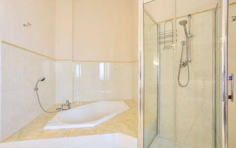 Villa Acquamarina: Flooring, Verdieping, Interieur Ontwerp, Loodgieterswerkinrichting, Badkamer, Plafond, Kamer, Douche, Loodgieter, Kraan