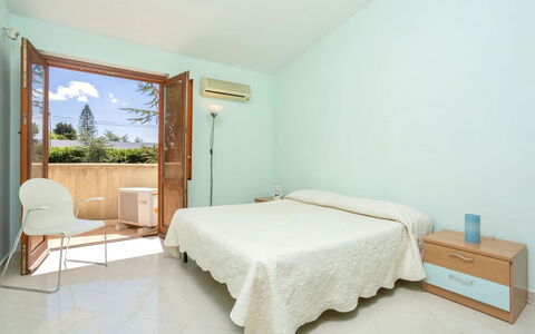 Villa Acquamarina: Interieur Ontwerp, Muur, Verdieping, Flooring, Bed, Hout, Meubilair, Slaapkamer, Laken, Kamer