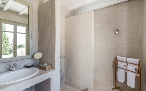 Villa Morena: Muur, Loodgieterswerkinrichting, Badkamer, Flooring, Verdieping, Wastafel In De Badkamer, Wastafel, Kraan, Loodgieter, Kamer