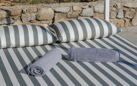Villa Morena: Buitenmeubels, Zwembad, Ligstoel, Schaduw, Ontwerp, Buitentafel, Linens, Toevlucht, Patio, Chaise Longue