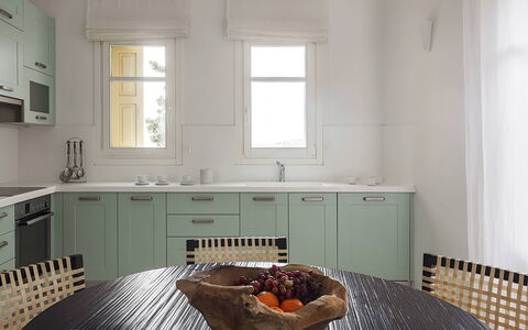 Soleil de Rehnia: Meubilair, Interieur Ontwerp, Flooring, Hout, Cabinetry, Keuken, Verdieping, Plafond, Countertop, Keuken En Eettafel