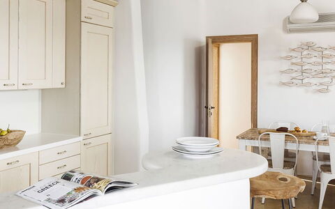 Villa Ipoliti: Meubilair, Interieur Ontwerp, Countertop, Hout, Flooring, Cabinetry, Verdieping, Keuken, Lichte Inrichting, Kamer