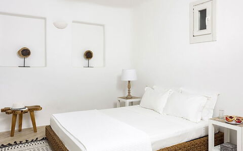 Villa Ipoliti: Meubilair, Muur, Slaapkamer, Hout, Bed, Interieur Ontwerp, Verdieping, Flooring, Bedding, Laken