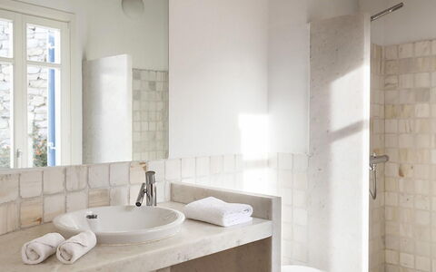 Villa Ipoliti: Muur, Flooring, Loodgieterswerkinrichting, Interieur Ontwerp, Verdieping, Badkamer, Tegel, Kraan, Loodgieter