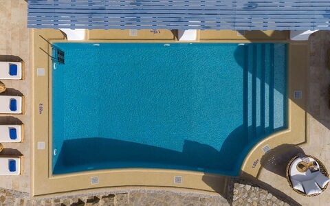 Villa Ipoliti: Blauw, Zwembad, Samengesteld Materiaal, Schaduw, Loodgieterswerkinrichting, Tegel, Jacuzzi, Hotel