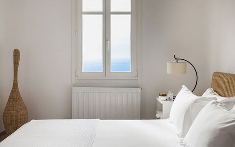Villa Persephone: Slaapkamer, Bed, Bedding, Meubilair, Laken, Linens, Interieur Ontwerp, Textiel, Kussen Gooien, Bed Frame