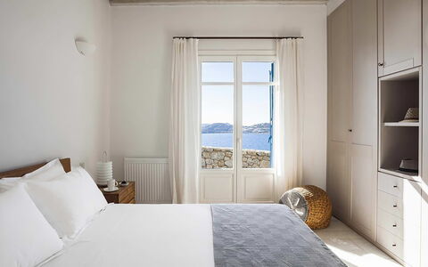 Villa Anassa: Meubilair, Interieur Ontwerp, Slaapkamer, Linens, Verdieping, Huis, Kamer, Bed, Zee, Bedding