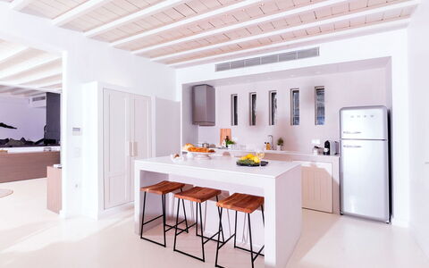 Villa Ivory: Meubilair, Interieur Ontwerp, Keuken, Flooring, Hout, Countertop, Plafond, Verdieping, Huis, Toestel Van De Keuken