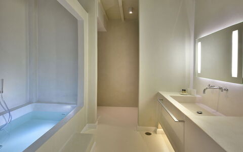 Villa Ivory: Badkamer, Interieur Ontwerp, Muur, Flooring, Loodgieterswerkinrichting, Verdieping, Bad, Plafond, Kraan, Wastafel In De Badkamer