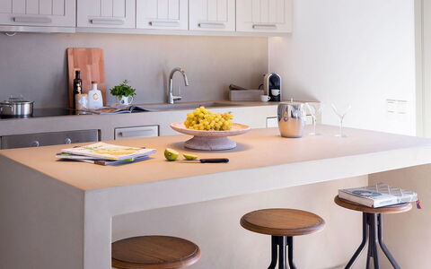 Villa Blue Moon: Meubilair, Keuken, Interieur Ontwerp, Countertop, Hout, Flooring, Tafel, Cabinetry, Barkruk, Huis