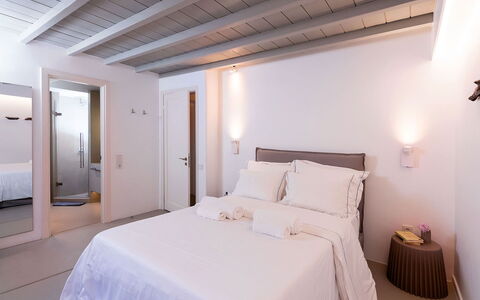 Villa Blue Moon: Interieur Ontwerp, Bed, Slaapkamer, Flooring, Meubilair, Verdieping, Hout, Plafond, Textiel, Laken