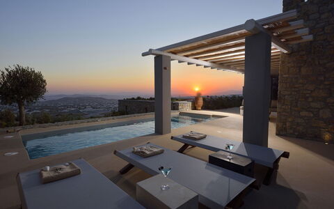 Villa Blue Moon: Meubilair, Interieur Ontwerp, Stoel, Toevlucht, Zwembad, Appartement, Schaduw, Koffietafel, Buitenmeubels