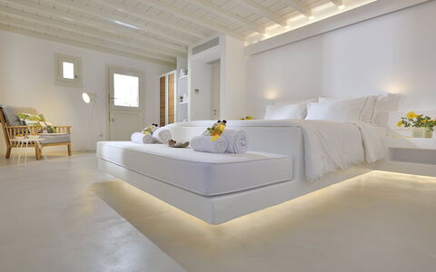 Villa Stardust: Interieur Ontwerp, Verlichting, Plafond, Flooring, Verdieping, Slaapkamer, Lichte Inrichting, Bed, Bedding, Hotel