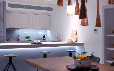 Villa Stardust: Meubilair, Interieur Ontwerp, Keuken, Lichte Inrichting, Countertop, Plafond, Verlichting, Flooring, Huis, Toestel Van De Keuken