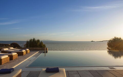 Villa Pinta: Water, Zwemwater, Zee, Kust En Oceanic Landvormen, Zwembad, Oceaan, Toevlucht, Kust, Tropen, Strand