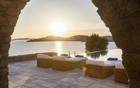 Villa Pinta: Water, Kust En Oceanic Landvormen, Zee, Kust, Meer, Zonlicht, Buitenmeubels, Oceaan, Schaduw, Kust