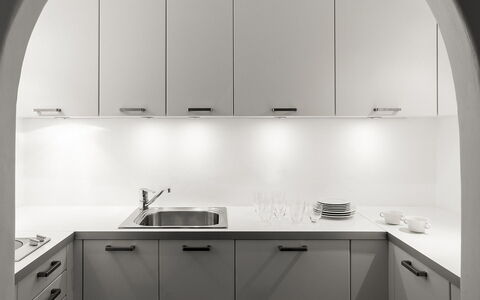 Villa Pinta: Keuken, Countertop, Interieur Ontwerp, Plafond, Toestel Van De Keuken, Wastafel, Cabinetry, Loodgieterswerkinrichting, Fornuis, Major Appliance