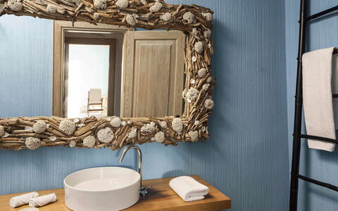 Villa Pinta: Spiegel, Natuurlijk Materiaal, Loodgieterswerkinrichting, Kraan, Kamerplant, Badkamer, Fotografie Van Het Stilleven, Handdoek, Loodgieter, Bloempot