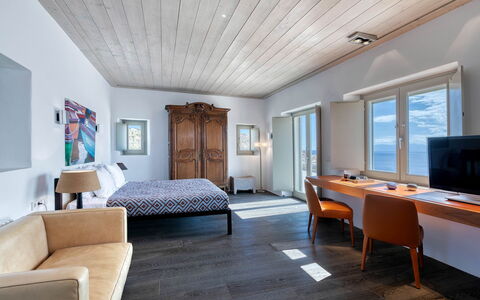 Villa Virgil: Meubilair, Interieur Ontwerp, Flooring, Verdieping, Slaapkamer, Bed, Plafond, Hout, Kamer, Verlichting