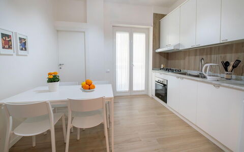 Apartment Bud: Meubilair, Flooring, Interieur Ontwerp, Hout, Verdieping, Kamer, Keuken, Huis, Houten Vloer, Tafel