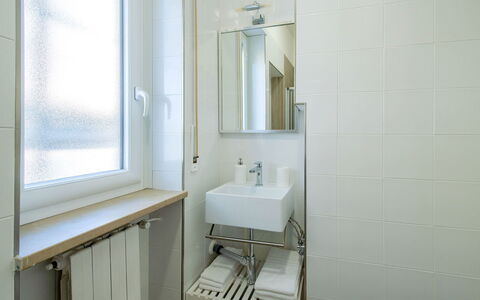 Apartment Bud: Badkamer, Muur, Flooring, Loodgieterswerkinrichting, Verdieping, Interieur Ontwerp, Wastafel In De Badkamer, Wastafel, Loodgieter, Kraan