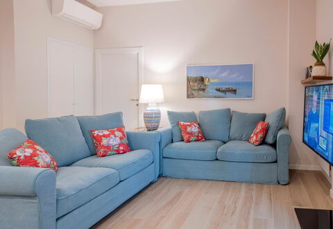 Apartment Bud: Meubilair, Bankstel, Interieur Ontwerp, Flooring, Verdieping, Kamer, Woonkamer, Appartement, Textiel, Kussen Gooien