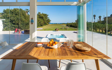 Villa Betty: Meubilair, Tafel, Stoel, Hout, Flooring, Interieur Ontwerp, Verdieping, Keuken En Eettafel, Eetkamer, Houten Vloer